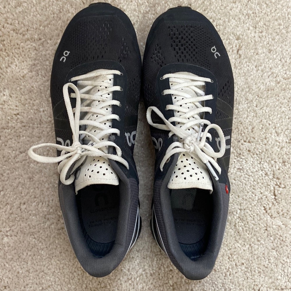 On cloud running shoe womens  size 7.5. Worn 2 times just don’t fit!